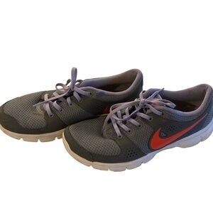 Nike womens running shoe